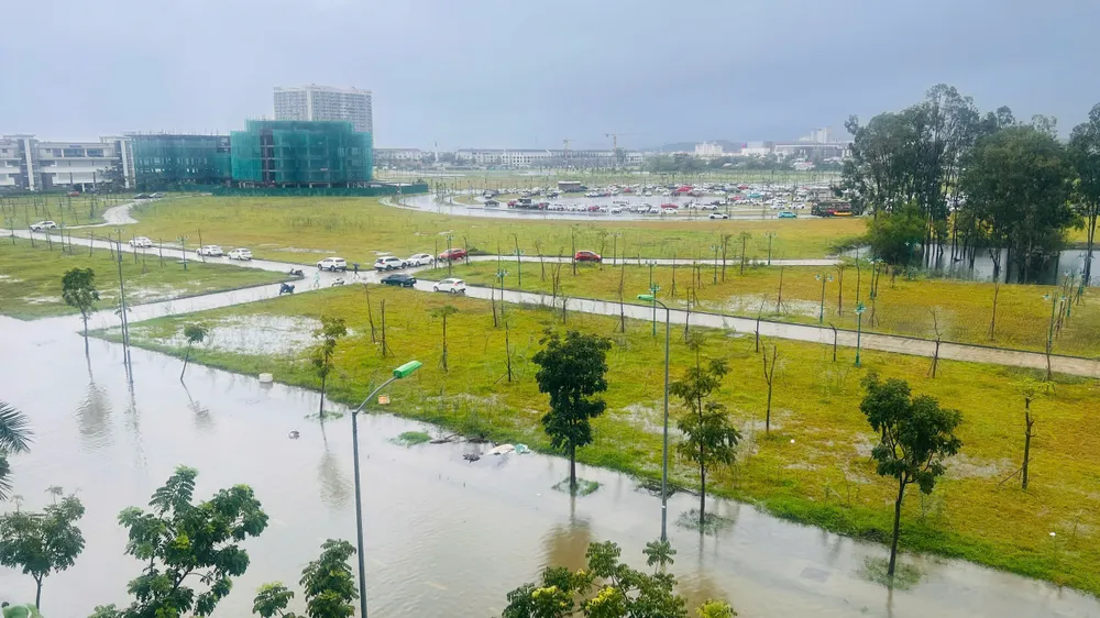 nuoc-lu-dang-cao-nguoi-hue-dua-xe-hop-chay-lu (12).jpg