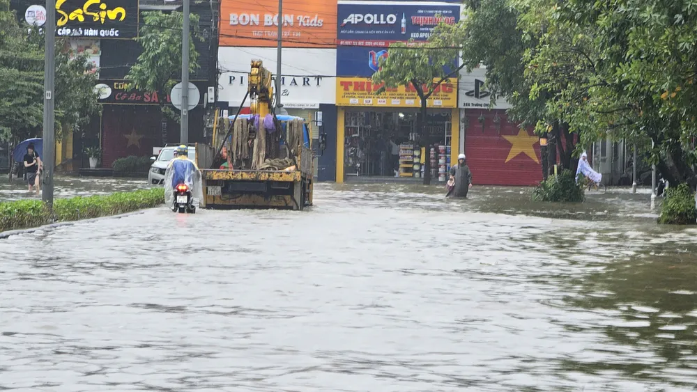 nuoc-lu-dang-cao-nguoi-hue-dua-xe-hop-chay-lu (17).jpg