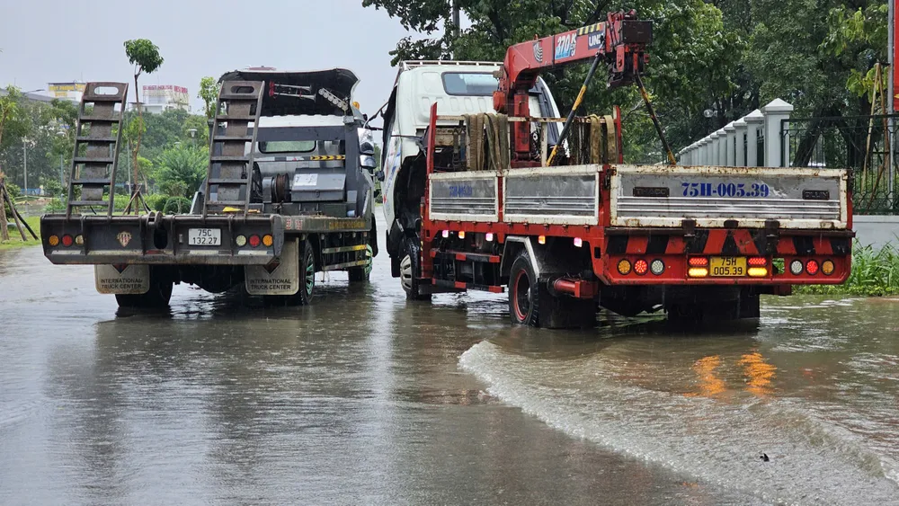 nuoc-lu-dang-cao-nguoi-hue-dua-xe-hop-chay-lu (18).jpg