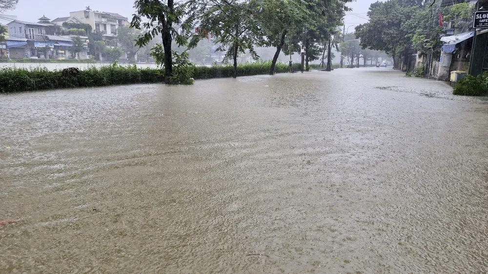 nuoc-lu-dang-cao-nhieu-noi-o-hue-bi-ngap-nuoc (6).jpg