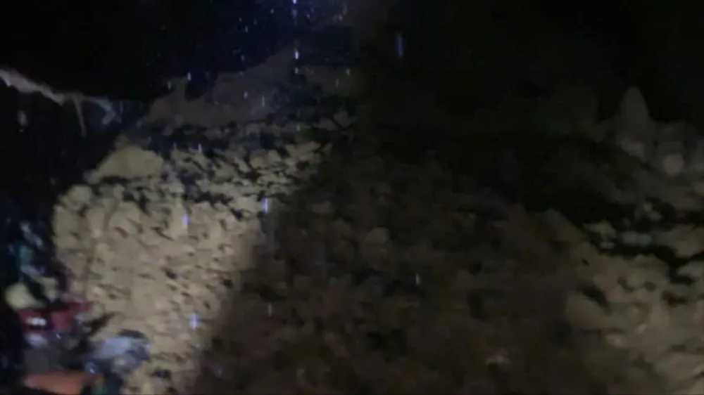 Sạt lở đất vùi lấp nhà của người dân ở huyện A Lưới. Ảnh: BT