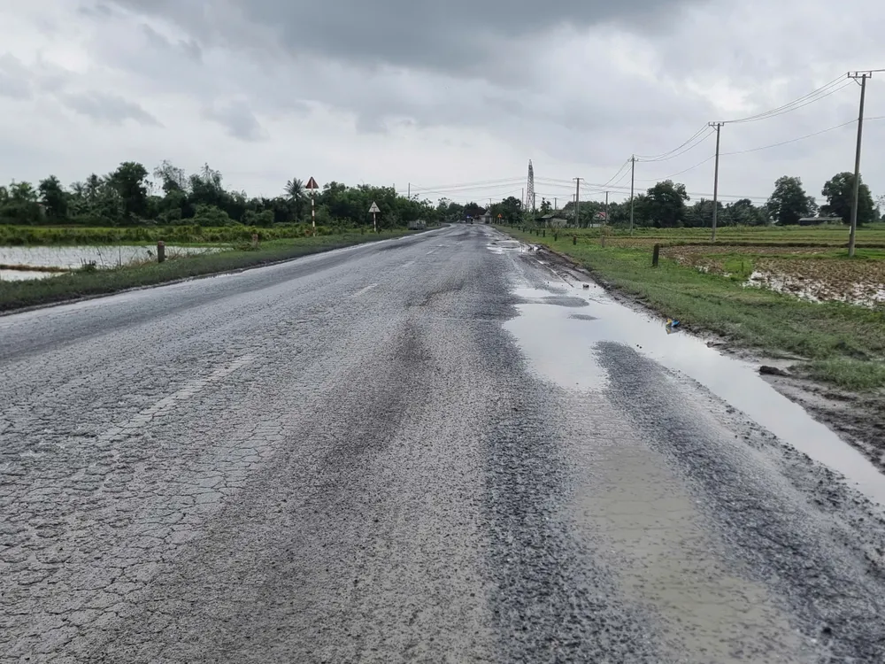 sua-chua-tuyen-duong-hon-3km-bi-xe-trong-tai-lon-cay-nat (11).jpg