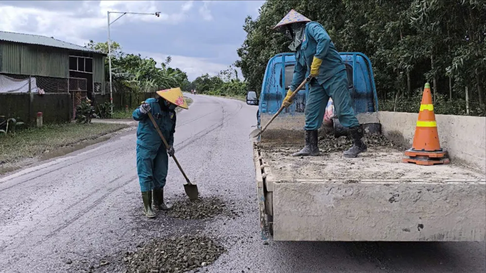 sua-chua-tuyen-duong-hon-3km-bi-xe-trong-tai-lon-cay-nat (19).jpg