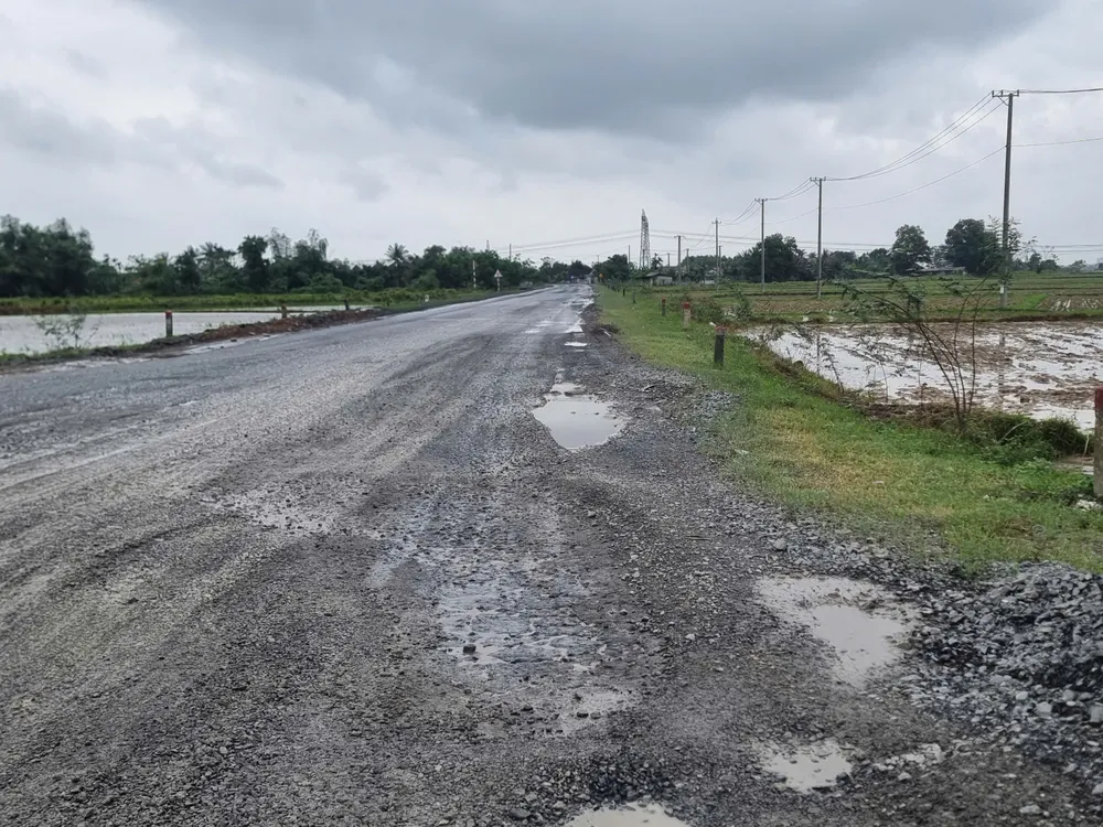 sua-chua-tuyen-duong-hon-3km-bi-xe-trong-tai-lon-cay-nat (3).jpg