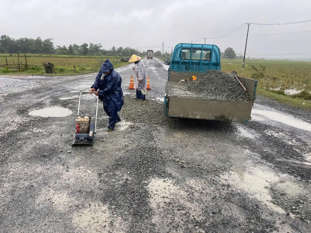 sua-chua-tuyen-duong-hon-3km-bi-xe-trong-tai-lon-cay-nat (34).jpg