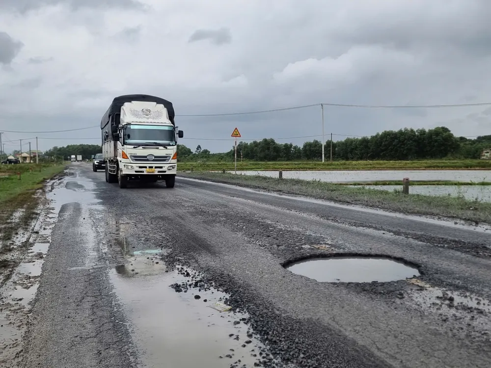 sua-chua-tuyen-duong-hon-3km-bi-xe-trong-tai-lon-cay-nat (4).jpg