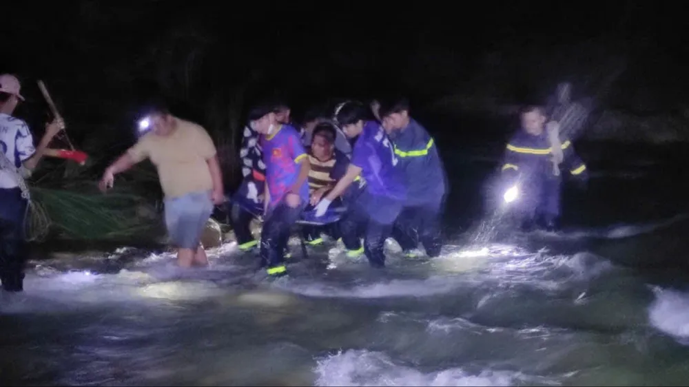 xe đầu kéo rơi xuống vực