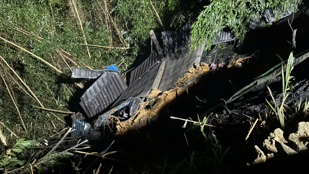 -gio-ung-cuu-tai-xe-xe-dau-keo-roi-xuong-vuc-sau-100-met-sau-tai-nan (3).jpg