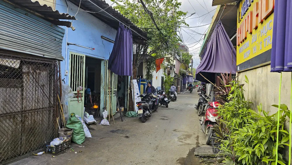 ngoi-lang-o-hue-hon-1-the-ky-giu-nghe-noi-lua-len-em-giua-pho-co (1).jpg