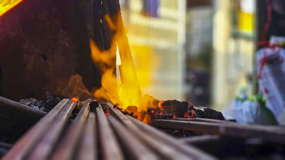 ngoi-lang-o-hue-hon-1-the-ky-giu-nghe-noi-lua-len-em-giua-pho-co (12).jpg