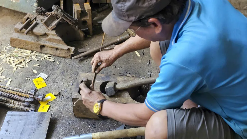 ngoi-lang-o-hue-hon-1-the-ky-giu-nghe-noi-lua-len-em-giua-pho-co (13).jpg