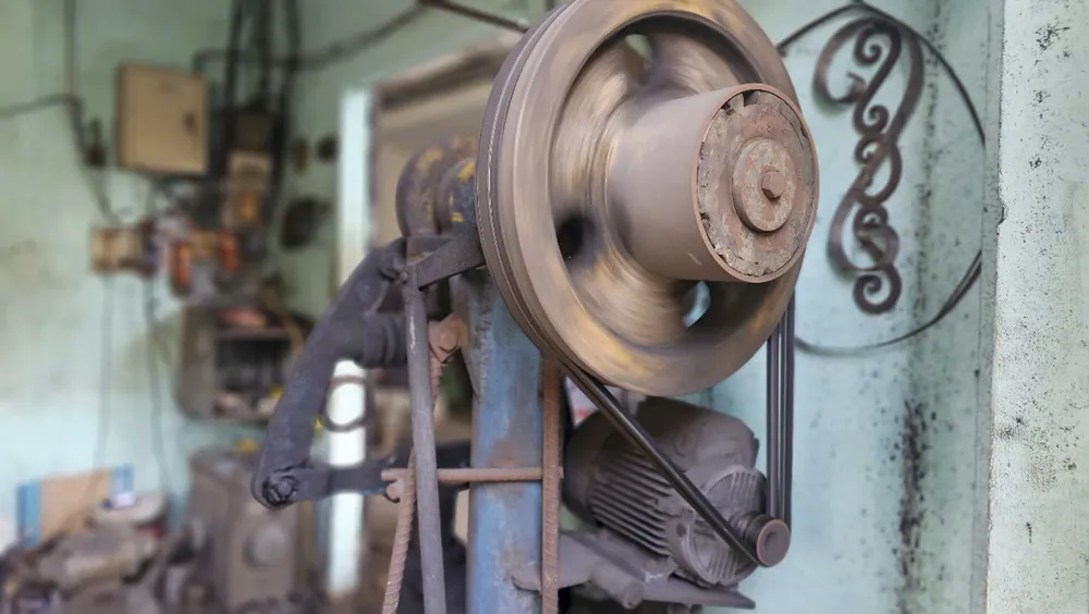 ngoi-lang-o-hue-hon-1-the-ky-giu-nghe-noi-lua-len-em-giua-pho-co (14).jpg