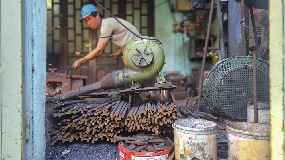 ngoi-lang-o-hue-hon-1-the-ky-giu-nghe-noi-lua-len-em-giua-pho-co (15).jpg