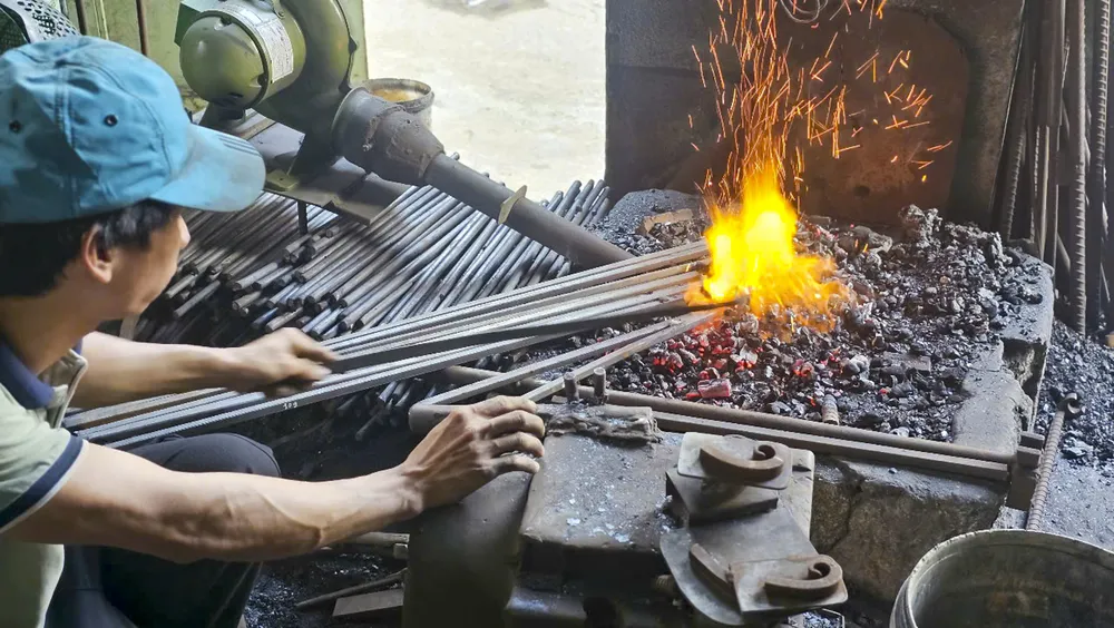 ngoi-lang-o-hue-hon-1-the-ky-giu-nghe-noi-lua-len-em-giua-pho-co (16).jpg