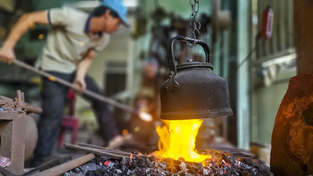 ngoi-lang-o-hue-hon-1-the-ky-giu-nghe-noi-lua-len-em-giua-pho-co (9).jpg