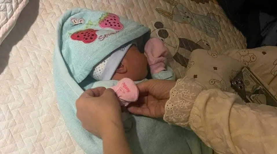 cháu bé bị bỏ rơi trước cổng nhà