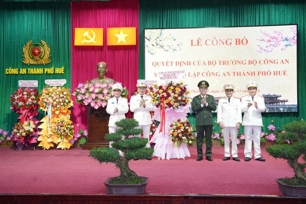 Bộ Công an tổ chức Lễ công bố Quyết định của Bộ trưởng Bộ Công an về thành lập Công an TP Huế.
