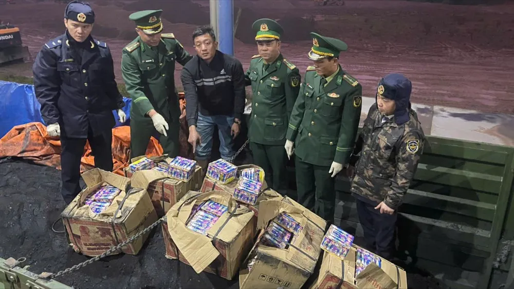 Vùi gần 200kg pháo trong xe chở than đá để đưa về Việt Nam nhằm lấy 10 triệu tiền công.