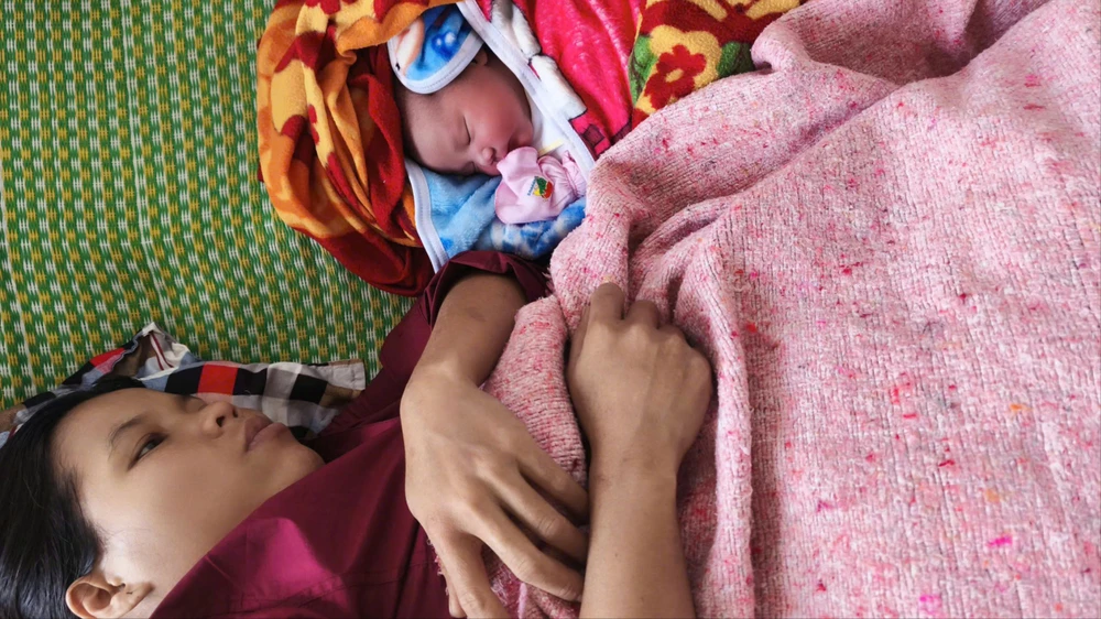 can-bo-bien-phong-ho-tro-san-phu-sinh-con-khi-tren-duong-chuyen-vien (2).jpg