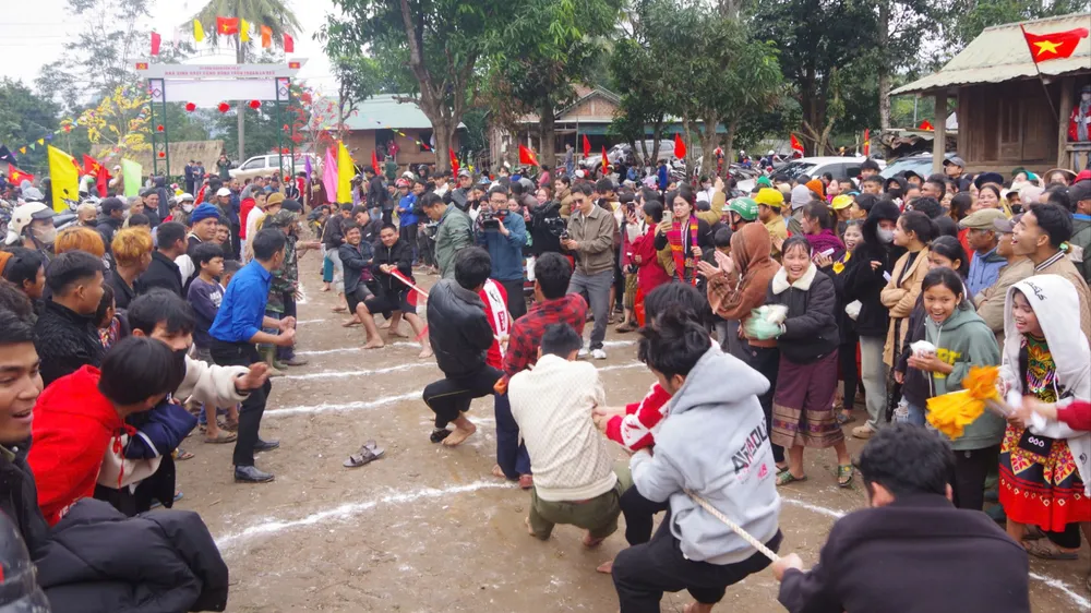 tang-nhieu-suat-qua-cho-dong-bao-mien-nui-quang-tri-truoc-them-nam-moi (3).jpg