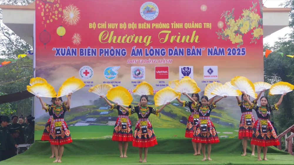 trao quà cho đồng bào miền núi Quảng Trị