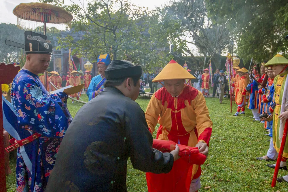 dung-cay-neu-trong-hoang-cung-hue-bao-hieu-xuan-ve (20).jpg