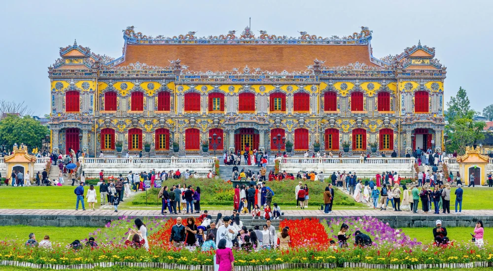 chum-anh-du-khach-tham-quan-dai-noi-hue-trong-ngay-dau-nam (17).jpg