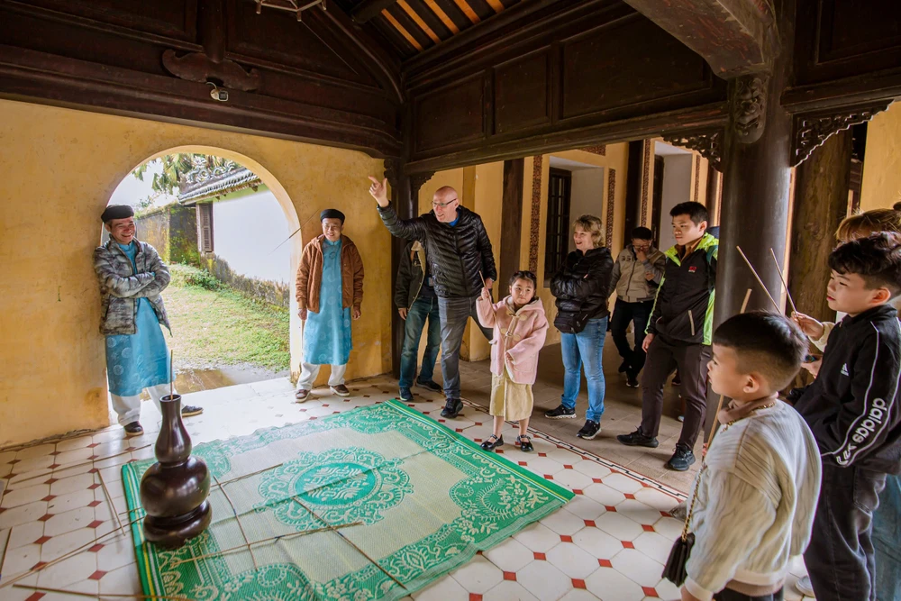 chum-anh-du-khach-tham-quan-dai-noi-hue-trong-ngay-dau-nam (37).jpg