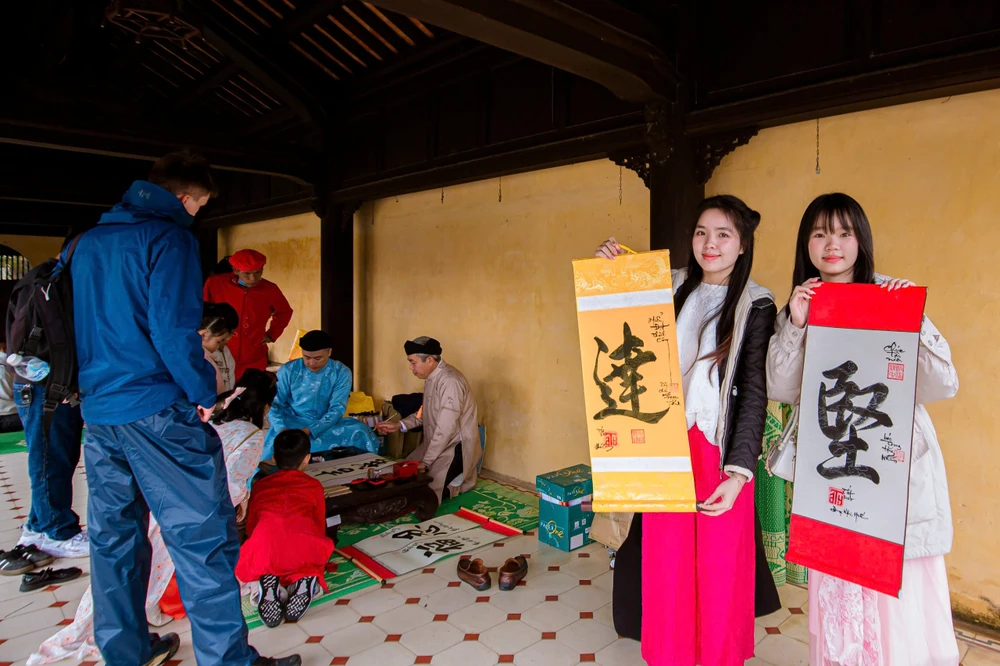 chum-anh-du-khach-tham-quan-dai-noi-hue-trong-ngay-dau-nam (40).jpg