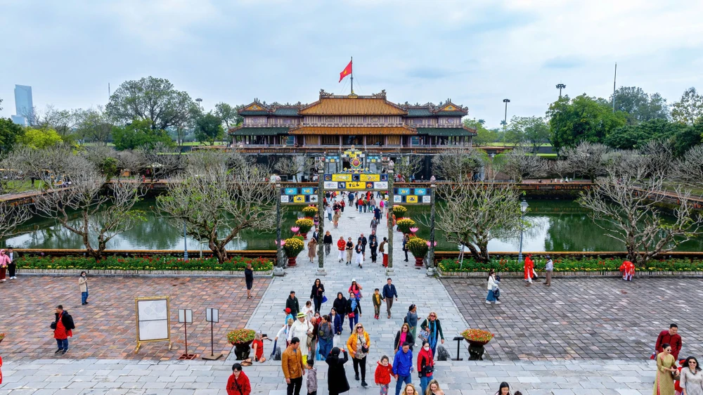 chum-anh-du-khach-tham-quan-dai-noi-hue-trong-ngay-dau-nam (5).jpg