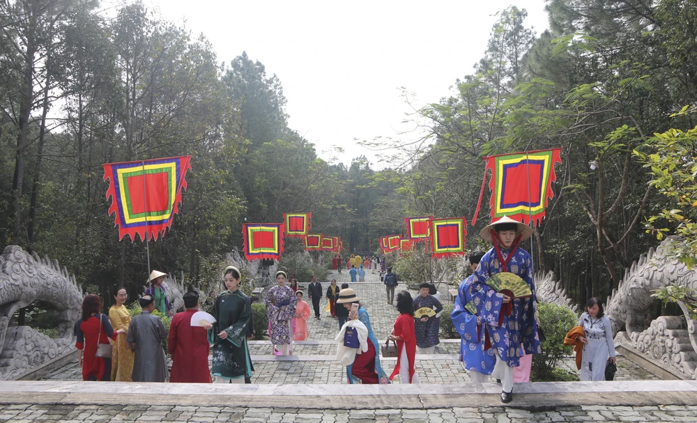 nguoi-dan-den-den-huyen-tran-cong-chua (16).jpg