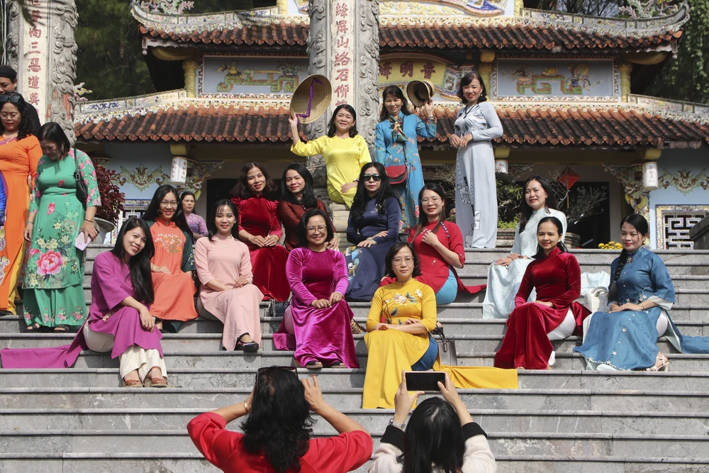 nguoi-dan-den-den-huyen-tran-cong-chua (18).jpg