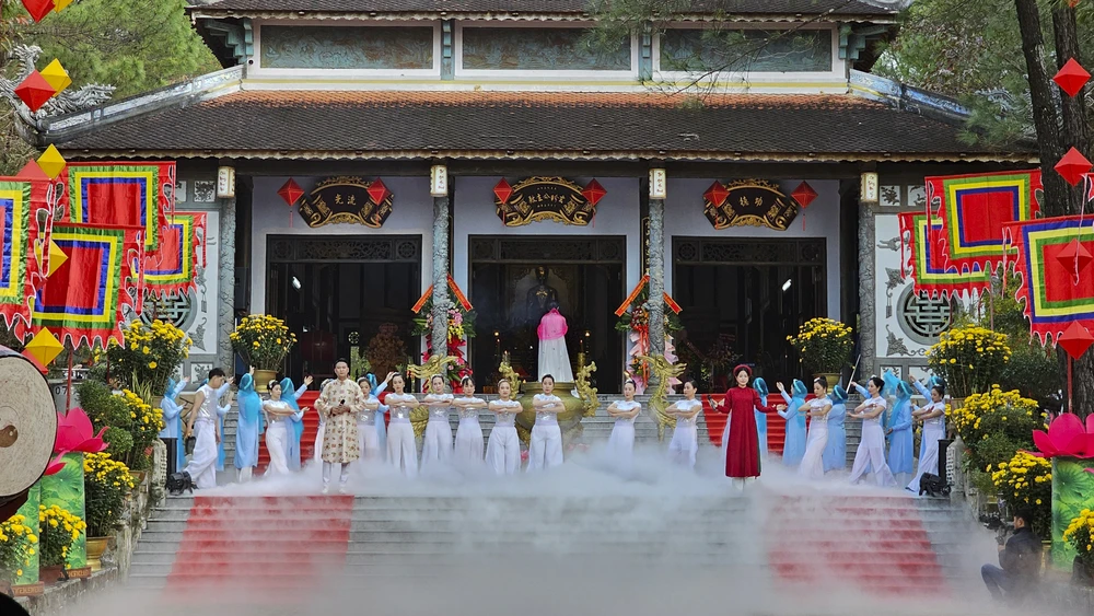 nguoi-dan-den-den-huyen-tran-cong-chua (3).jpg