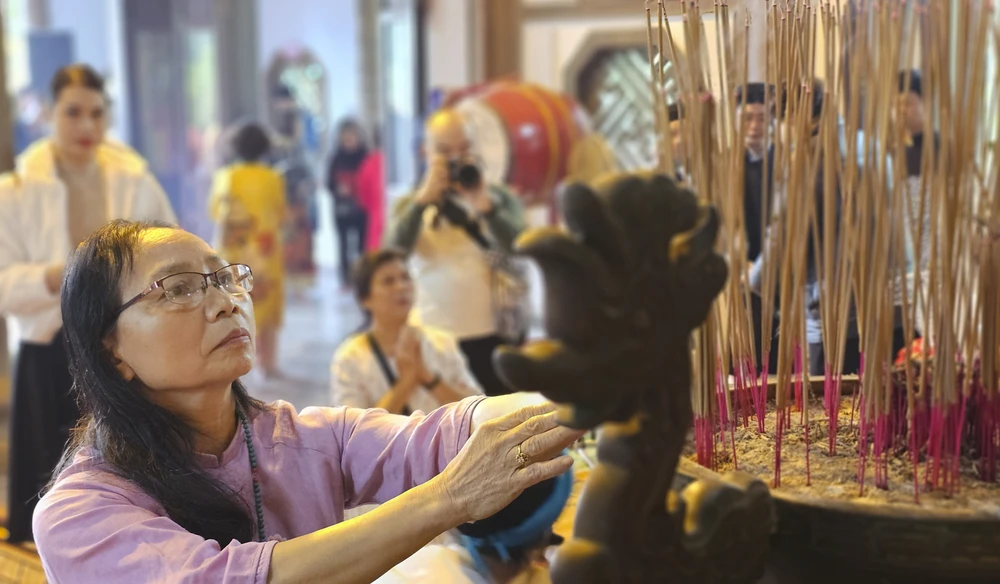 nguoi-dan-den-den-huyen-tran-cong-chua (4).jpg