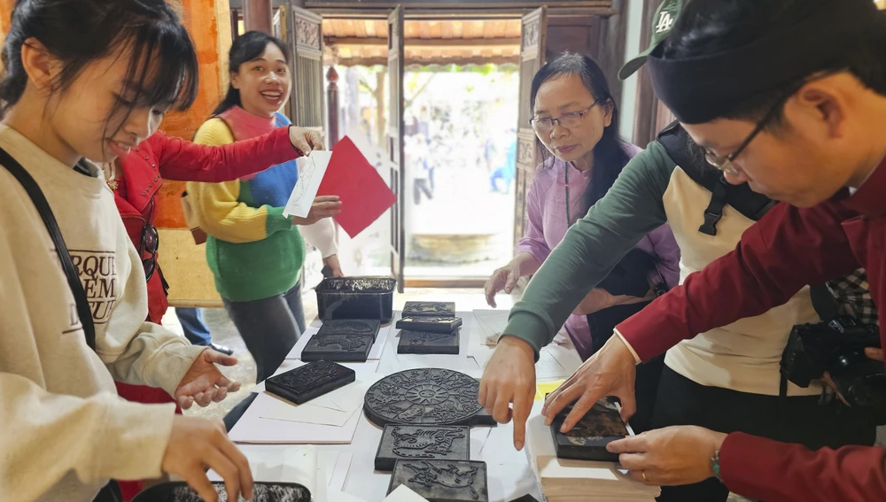 đền huyền trân