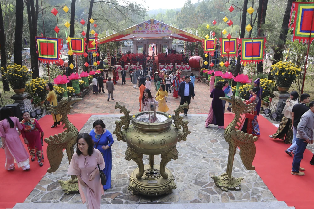 nguoi-dan-den-den-huyen-tran-cong-chua (8).jpg