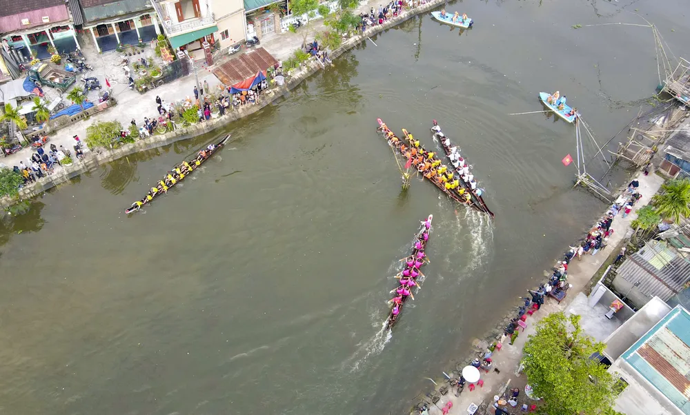 nguoi-dan-xu-hue-chen-chuc-ben-song-xem-cac-doi-dua-tranh-tai-dau-xuan (10).jpg