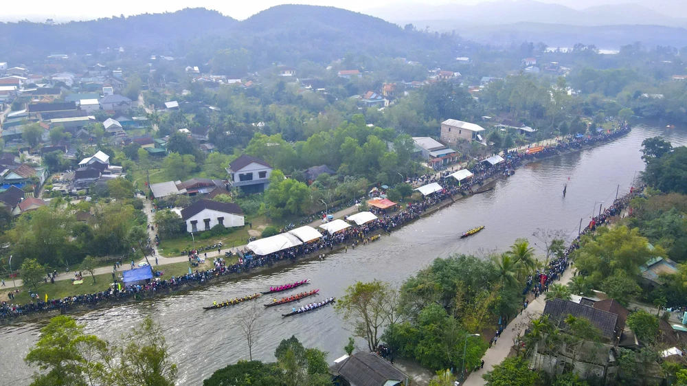 nguoi-dan-xu-hue-chen-chuc-ben-song-xem-cac-doi-dua-tranh-tai-dau-xuan (11).jpg