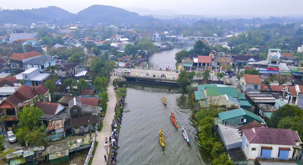 nguoi-dan-xu-hue-chen-chuc-ben-song-xem-cac-doi-dua-tranh-tai-dau-xuan (12).jpg