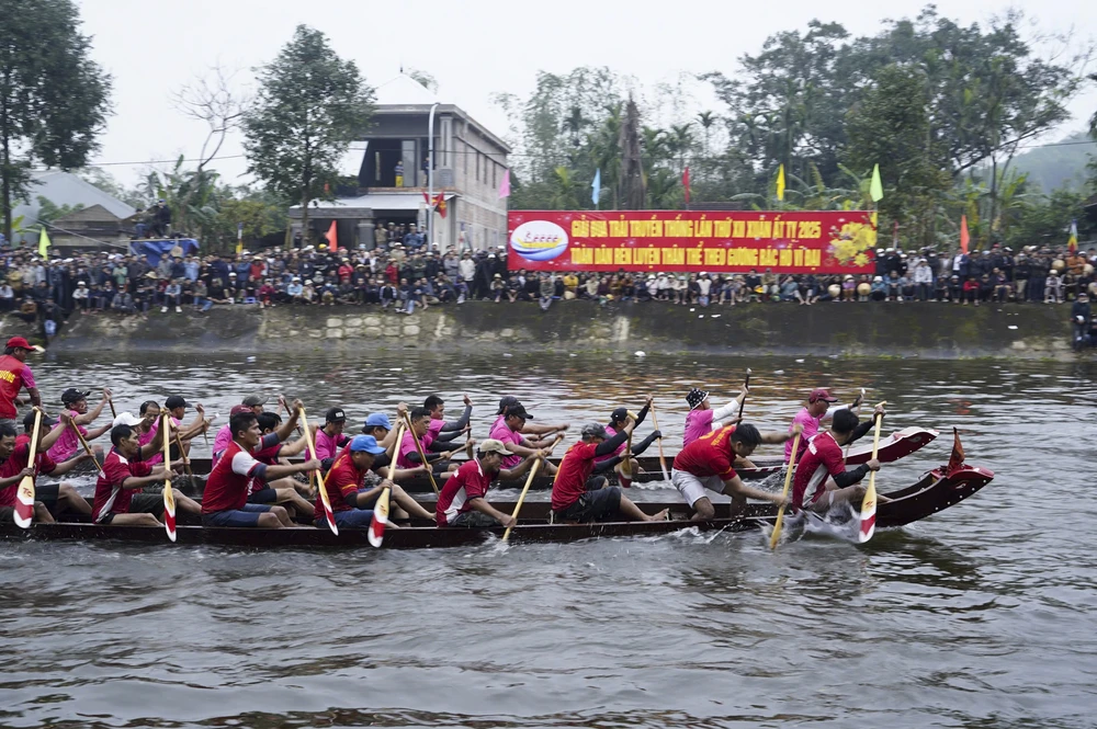nguoi-dan-xu-hue-chen-chuc-ben-song-xem-cac-doi-dua-tranh-tai-dau-xuan (5).jpg