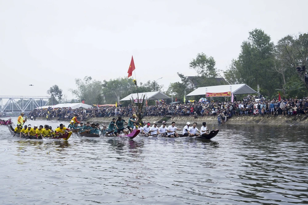 nguoi-dan-xu-hue-chen-chuc-ben-song-xem-cac-doi-dua-tranh-tai-dau-xuan (6).jpg