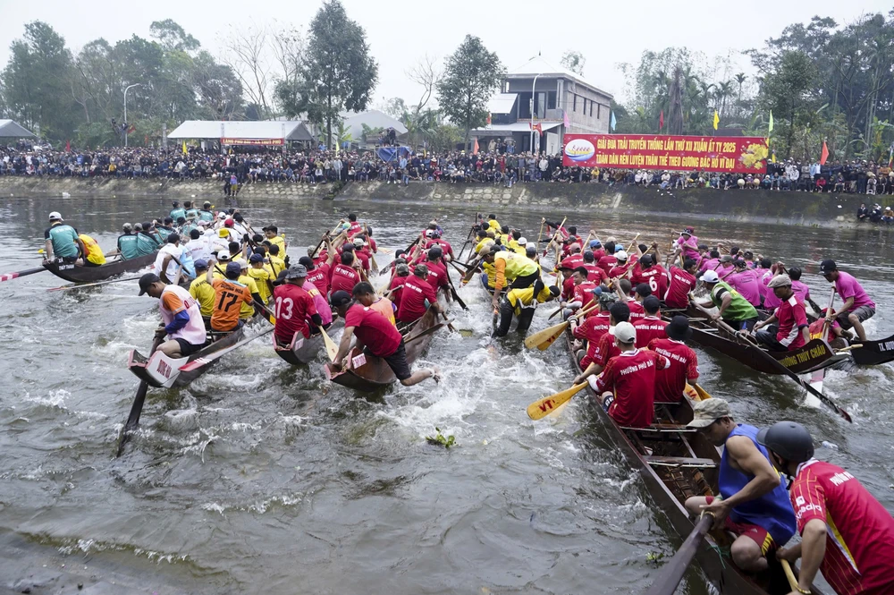 nguoi-dan-xu-hue-chen-chuc-ben-song-xem-cac-doi-dua-tranh-tai-dau-xuan (8).jpg