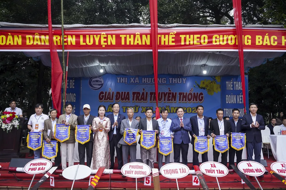 nguoi-dan-xu-hue-chen-chuc-ben-song-xem-cac-doi-dua-tranh-tai-dau-xuan (9).jpg