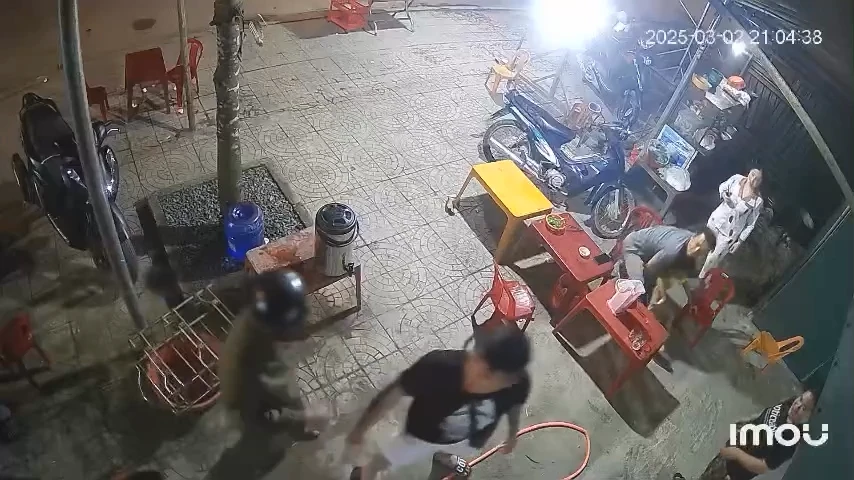 Đang ăn tối, cháu bé bị người phụ nữ ném vật cứng trúng đầu nhập viện