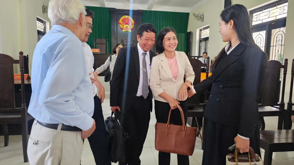 Bà Nguyệt vui mừng vì được HĐXX tuyên thắng kiện. vu-ve-so-trung-giai-dac-biet-khong-duoc-nhan-thuong-nguyen-don-thang-kien (2).jpg