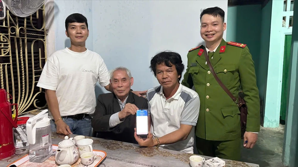 Ông Nguyễn Viết Dũ - chủ đại lý vé số (mặc áo vest) vui mừng nhận lại số tiền đã chi trả nhầm giá trị giải thưởng cho người trúng vé số. Trúng vé số