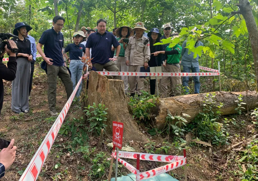 dai-su-quan-hoa-ky-den-quang-tri-xem-khac-phuc-hau-qua-chien-tranh (3).jpg