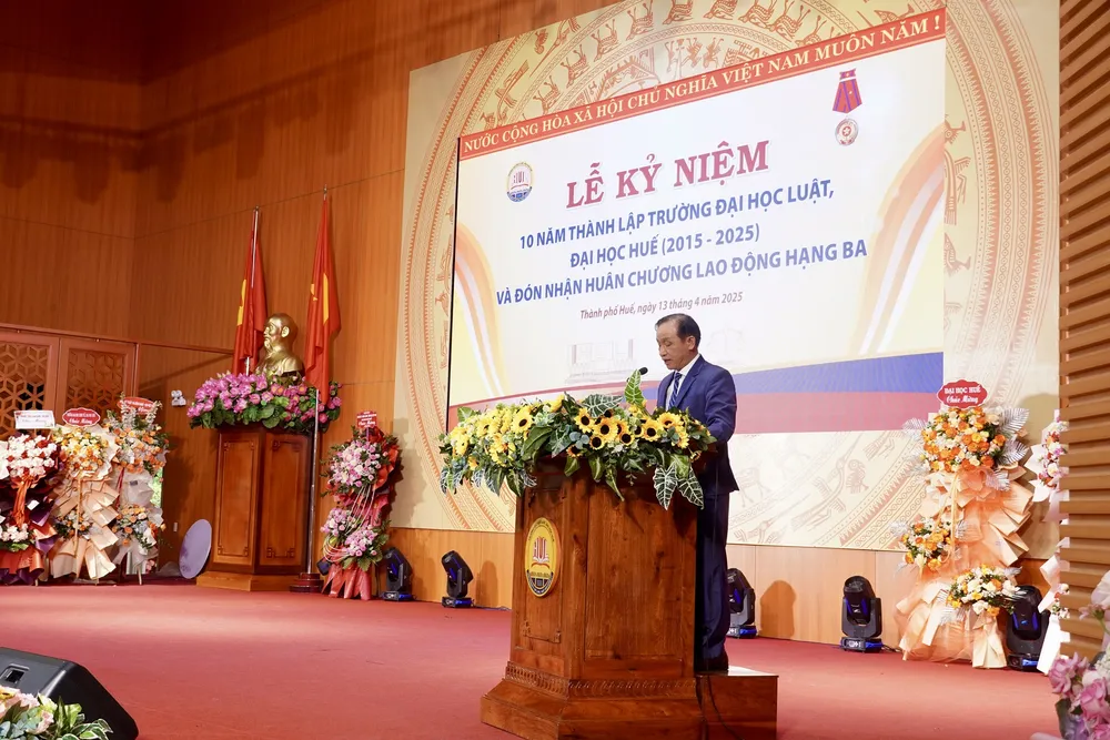 truong-dai-hoc-luat-dai-hoc-hue-don-nhan-huan-chuong-lao-dong-hang-ba (1).JPG