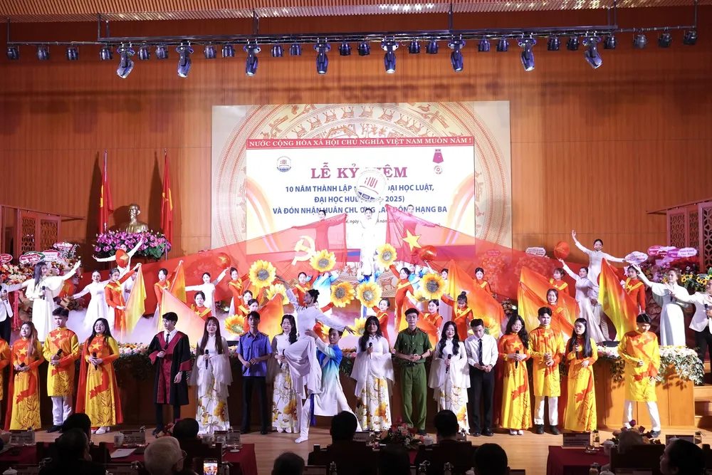 truong-dai-hoc-luat-dai-hoc-hue-don-nhan-huan-chuong-lao-dong-hang-ba (2).JPG