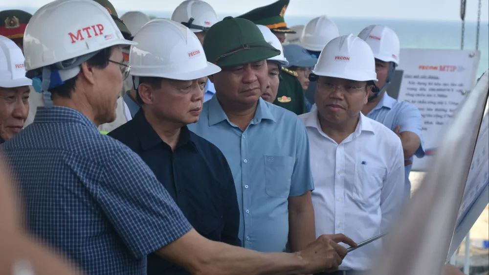 Phó Thủ tướng Trần Hồng Hà kiểm tra dự án Cảng nước sâu Mỹ Thủy. Ảnh: NGUYỄN DO NDO_2271.JPG